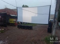 Nostalgia Hiburan Rakyat, Warga Abadi RT 03 Gelar Layar Tancap
