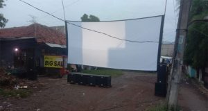 Nostalgia Hiburan Rakyat, Warga Abadi RT 03 Gelar Layar Tancap