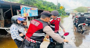 Personel Sat Samapta Polres Ketapang Bantu Pengendara Terkena Banjir Sekaligus Atur Arus Lalu Lintas