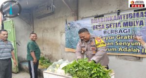 Babinkamtibmas Desa Setiamulya Aipda Arif Pramono Beserta Bhayangkari Gelar Jumat Berkah, Berbagi Sayur Gratis ke Warga Kampung Tanggul haji Samsuri