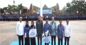 Bupati Indramayu Lucky Hakim Serahkan SK Pengangkatan 4.733 Tenaga PPPK Paruh Waktu disambut Meriah bertempat Alun- alun Indramayu Reang