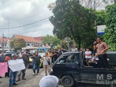 Aliansi Lembaga dan Masyarakat Bersatu (Almatu) Menggelar Aksi Damai di Depan Gedung DPRD Garut