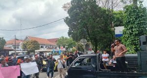 Aliansi Lembaga dan Masyarakat Bersatu (Almatu) Menggelar Aksi Damai di Depan Gedung DPRD Garut