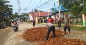 Cegah Laka Lantas, Polisi dan Warga Gotong Royong Benahi Jalan di Depan SMPN 1 Tayan Hilir Sanggau
