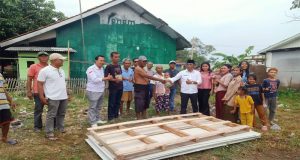 Kades Karangsari H. Bao Umbara Salurkan Bantuan untuk Tiga Rumah Warga Terdampak Puting Beliung