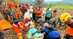 Prajurit TNI AU Lanjutkan Pencarian Korban Longsor di Banjarnegara