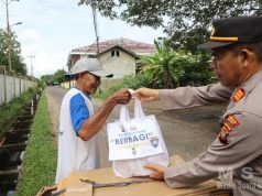 Kasat Binmas Polres Ketapang Gelar Kegiatan Jum’at Berkah dengan Membagikan Paket Sembako kepada Warga Kurang Mampu