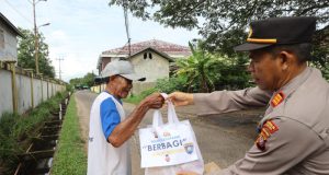 Kasat Binmas Polres Ketapang Gelar Kegiatan Jum’at Berkah dengan Membagikan Paket Sembako kepada Warga Kurang Mampu