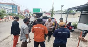 Babinkamtibmas Setiamulya Gelar Kerja Bakti Bersihkan Sampah di Jalan Tarumajaya