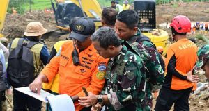 Danlanud J.B. Soedirman Serahkan Bantuan dan Tinjau Lokasi Longsor di Banjarnegara