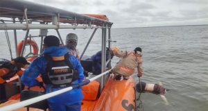 Dengan Aksi Cepat dan Berani, Prajurit Lanal Ketapang Gerak Cepat Laksanakan SAR