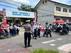 Satgas Preventif Ops Zebra Kapuas Polres Melawi Lakukan Pengaturan Lalu Lintas di Sekolah untuk Pastikan Keselamatan Siswa