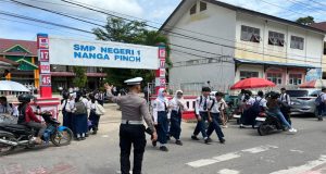 Satgas Preventif Ops Zebra Kapuas Polres Melawi Lakukan Pengaturan Lalu Lintas di Sekolah untuk Pastikan Keselamatan Siswa
