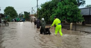 Polres Pidie Turunkan Personel dan Perahu Karet Bantu Warga Terdampak Banjir