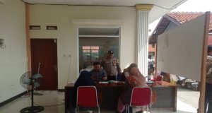 Antusias Warga Desa Setiamulya Saat Penerimaan BLTS Kesra di Aula Desa