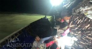 KRI SSA-378 Distribusikan Logistik ke Desa-Desa Terisolir di Aceh Temiang