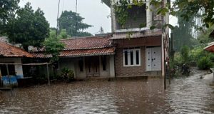 Hujan Deras Picu Luapan Kali Cipinang di Wilayah Pekayon