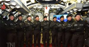 Kasal Sematkan Brevet Kehormatan Hiu Kencana kepada 13 Pati TNI AL di KRI Nagapasa-403