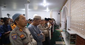 Polres Ketapang dan Jemaah Masjid An-Nur Gelar Sholat Ghaib dan Doa Bersama untuk Korban Bencana Alam
