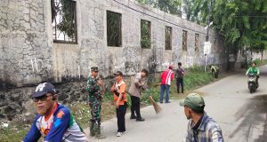 Kerja Bakti Babinsa, Bhabinkamtibmas, dan Warga Setia Mulya Antisipasi Puncak Musim Hujan