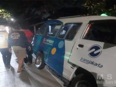 Kecelakaan tunggal Mobil Jaklingko 58 Menabrak Gapura di Kesatriaan Marinir Marunda