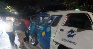 Kecelakaan tunggal Mobil Jaklingko 58 Menabrak Gapura di Kesatriaan Marinir Marunda