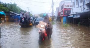 Bhabinkamtibmas Polsek Benua Kayong Laksanakan Pengaturan Lalu Lintas dan Bantu Warga Terdampak Banjir Rob di Jalan Pawan 1