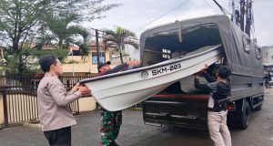 UBP Saguling Berikan Bantuan Perahu sebagai Dukungan Penanganan Banjir di Kabupaten Bandung