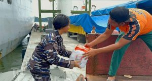 KRI Semarang-594 Debarkasikan Ratusan Ton Bantuan Kemanusiaan untuk Masyarakat Sibolga