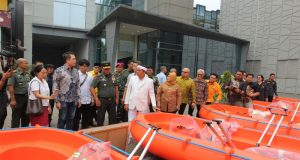 Pangdam III/Slw Serahkan Rescue Boat HDPE Penanganan Banjir di Jawa Barat