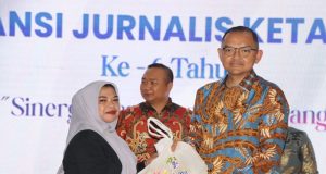 Kapolres Ketapang Beserta Forkopimda Hadiri HUT Aliansi Jurnalis Ketapang (AJK) ke-6 Tahun 2025 dan Terima Penghargaan Sinergitas