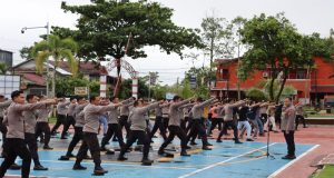 Tingkatkan Kesiapsiagaan, Wakapolres Melawi Komandoi Latihan Bela Diri Usai Apel Pagi