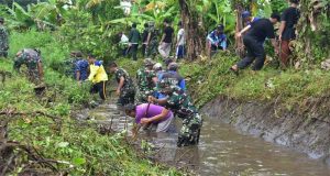 Kodim 0818 Gelar Karya Bakti Bersihkan Anak Sungai Molek Sambut HUT ke-62 Korem 083/BJ