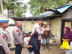 Polsek Dendang Salurkan Bansos Untuk Warga Terdampak Angin Puting Beliung