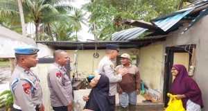 Polsek Dendang Salurkan Bansos Untuk Warga Terdampak Angin Puting Beliung