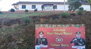 Jelang Nataru 2025–2026, Polsek Sandai Pasang Banner Himbauan Tertib Lalu Lintas di Jalan Trans Kalimantan