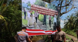 Sat Samapta Polres Ketapang Bersama Kompi 4 Brimob dan Masyarakat Laksanakan Perbaikan Jembatan di Desa Sukabaru