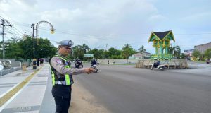 Kasatgas Kamseltibcar Lantas Ops Lilin Kapuas 2025 Polres Ketapang, Atur Lalu Lintas dengan Humanis di pagi hari