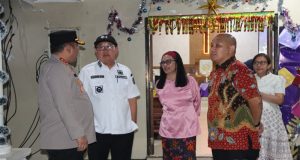 Kapolres Beltim Dan Bupati Beltim Pantau Gereja Di Manggar, Pastikan Keamanan Malam Ibadah Natal 2025