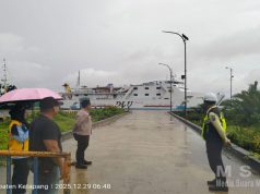 Personel Polsek Kawasan Pelabuhan dan Polairud Amankan Kedatangan KM Dharma Ferry II Di Pelabuhan Pelindo II Sukabangun