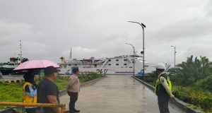 Personel Polsek Kawasan Pelabuhan dan Polairud Amankan Kedatangan KM Dharma Ferry II Di Pelabuhan Pelindo II Sukabangun