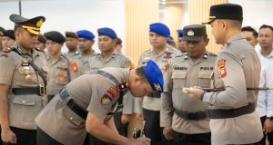 Pelaksanaan Sertijab Wakapolres Ketapang Di Pimpin Langsung Kapolres Ketapang Di Aula Polres Ketapang