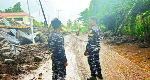 Banjir Bandang Terjang Sitaro, Personel TNI AL Turun Tangan Lakukan Aksi Kemanusiaan