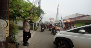 Bhabinkamtibmas dan Korlantas Atur Lalu Lintas di Pertigaan Pasar Bojong