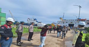 Kedatangan Kapal Dharma Ferry II Kapolsek Bersama Anggota Kawasan Pelabuhan Sukabangun Sigap Melaksanakan Kegiatan Pengamanan