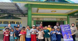 Polisi Wanita (Polwan) Laksanakan Kegiatan Baksos Jum’at Berkah di Masjid Al-Falah, Di Pimpin Langsung Kasat Lantas Polres Ketapang