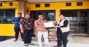 Ibu Linda Selaku Humas Kawasan Marunda Center Salurkan Bantuan Sembako untuk Warga Terdampak Banjir