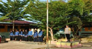 Tanamkan Kedisiplinan Sejak Dini, Bhabinkamtibmas Desa Gantung Jadi Pembina Upacara Di SD N 3 Gantung
