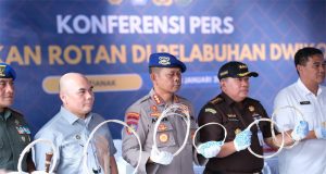 Dirpolairud Polda Kalbar Hadiri Konferensi Pers Pengungkapan Penyelundupan 58 Ton Rotan Ilegal