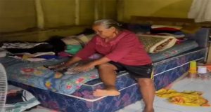 Jumat Berkah, Sat Binmas Polres Indramayu Berikan Bantuan Sembako Untuk Lansia Seorang Diri Yang Tinggal di Kompleks Pemakaman umum
